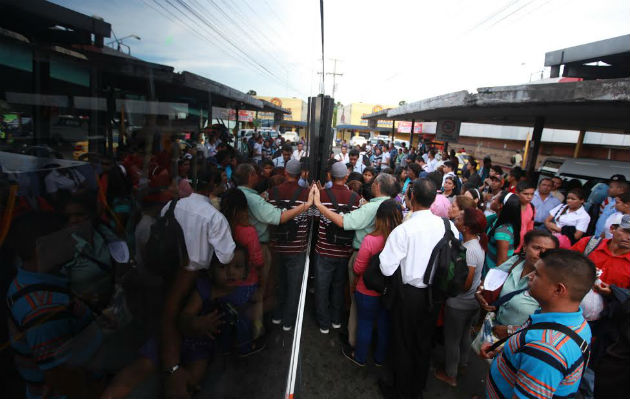 Los usuarios luchan por abordar las unidades del metrobús. Foto/Edwin González