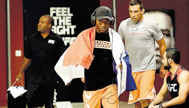 Werdum (atrás) fue instructor del panameño Humberto Brown.(Cortesía Getty Images)