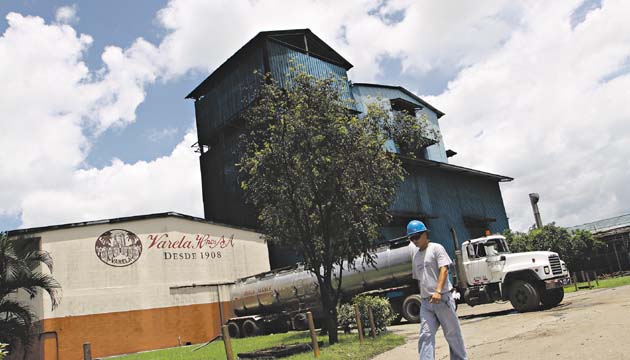 Análisis demuestran que hay atrazina en la quebrada al paso por la finca San Isidro, de Varela Hermanos, e incluso en la propia finca. Pero las investigaciones solo apuntan hacia Campos de Pesé.(Archivo)