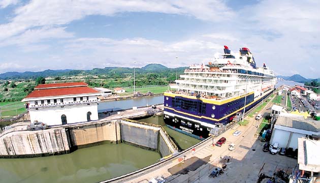 El centenario Canal de Panamá. Hace honor al lema del escudo.