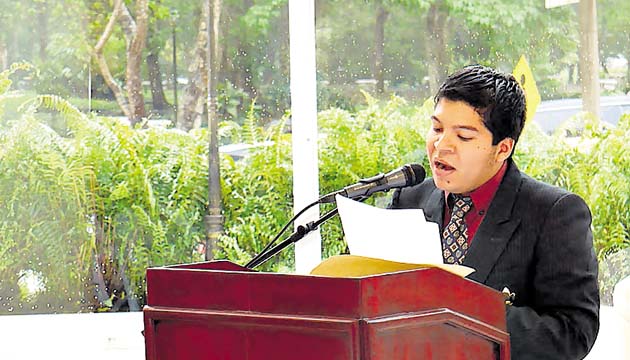 Mtachín reverbera las aguas con su voz ahorcada y su dialecto, con su rostro de músico y sus dedos embadurnados por azogue. Es una franja de tierra que no puedo olvidar. Javier Alvarado