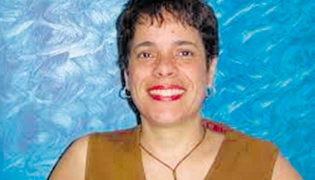 Sangre mía, criatura que nunca has sido porque cada mes te me pierdes, te deslizas, te derramas y tu color es el del paso del tiempo que está y ya no está, se fue. Lil María Herrera