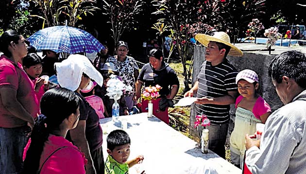 En Bocas del Toro se elevaron plegarias por familiares fallecidos.(Leonardo Machuca G.)