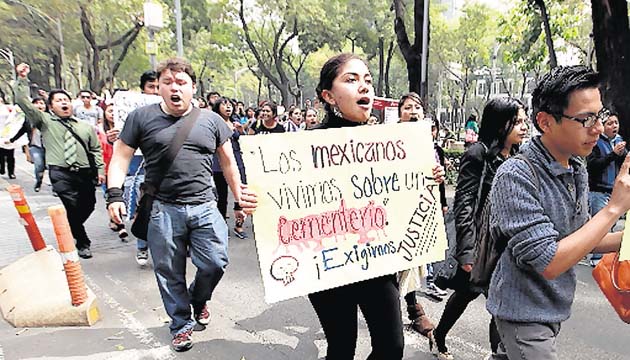 Protestas frente a la Procuraduría.(EFE)