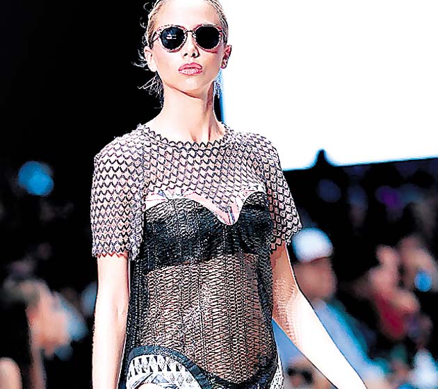 Lo dulce de la mujer. Calados geométricos como las puntillas, el “guipur” o la “broderie anglaise” se aplican en “looks” envueltos en una esfera de redes de oro o calados.