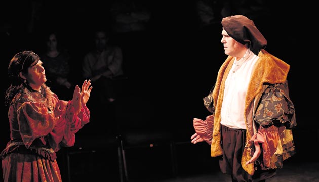 María E. Mena (Catalina) y M. Porto (Petruchio).