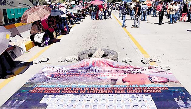 Toman edificios oficiales en México
