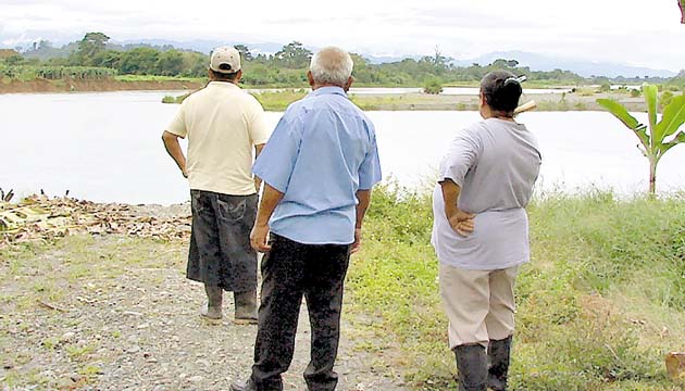 Moradores de fincas y caseríos están en peligro por avance del río.()