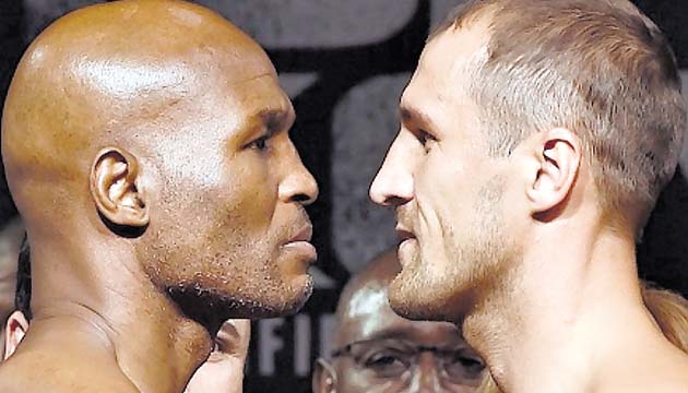 Bernard Hopkins (izq.) y Sergey Kovalev estuvieron pasivos.(Boxingscene.com)