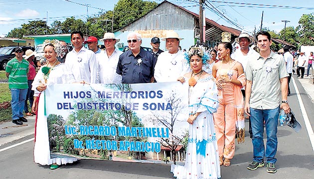 El expresidente Ricardo Martinelli encabezó el desfile en Soná.(José Manuel Adames)