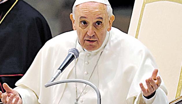 Papa dice que aún quedan muros por demoler