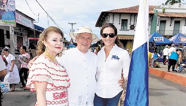 Ulpiano desfiló junto a su esposa e hija Dania.