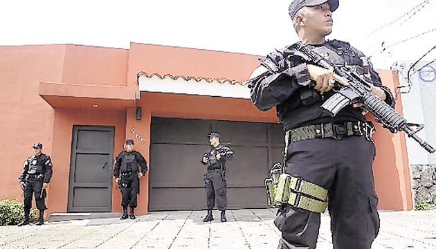 Policía gasta $8,000 al mes para custodiar a Flores
