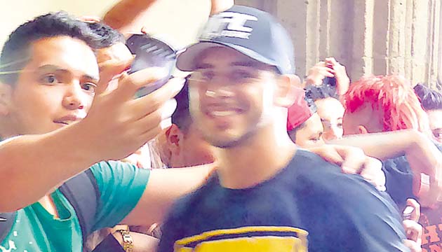 El gladiador Yair “Pantera” Rodríguez fue muy solicitado.(Karol Lara)