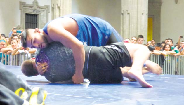 Kelvin Gastelum (azul) quiere seguir escalando en la división welter.(Karol Lara)