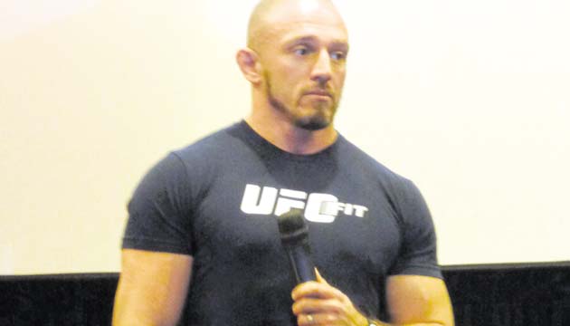 Mike Dolce(Karol Lara)