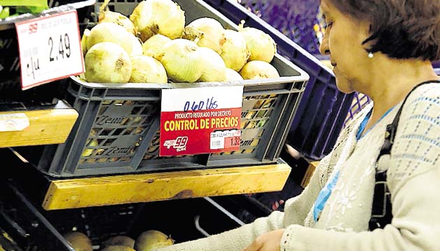 Consumidores difieren sobre los resultados. Los representantes del Ejecutivo hablan de una baja en el costo de la canasta básica, la mayor en los últimos diez años. Los empresarios sostienen que la medida es insostenible.