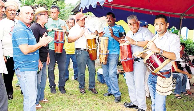 Despliegue de cultura y folclor en varios distritos