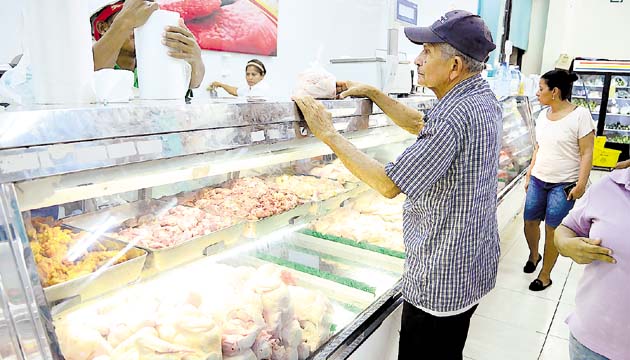 Preocupan nuevos impuestos a productores. El pollo, uno de los productos más preciados por los panameños, podría encarecerse por el nuevo impuesto implementado por los municipios de Capira, Chepo y Colón.