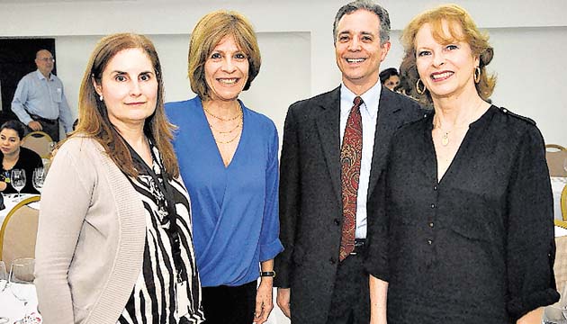 5. Ana Berta de Villanueva, Anayansi Vizor, Álvaro Villanueva y Marcela Hilbert.