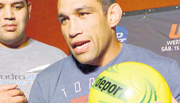 Werdum recordó lo mucho que a los brasileños les gusta el fútbol.(Karol Lara)
