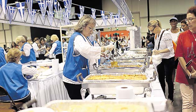 El público hacía largas filas para comprar platillos de Grecia.