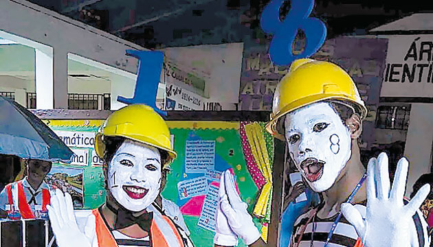 Los teatreros actuando en la feria de matemática.