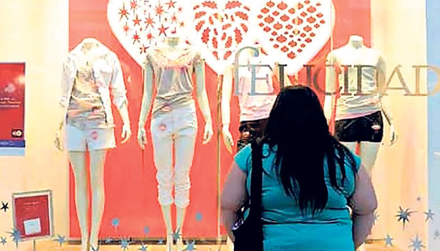 Las tiendas de ropa excluyen al obeso al no vender vestidos o pantalones de tallas grandes. (Archivo.)