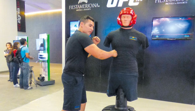 Hubo quienes ensayaron los golpes de sus atletas favoritos.(Karol Lara)