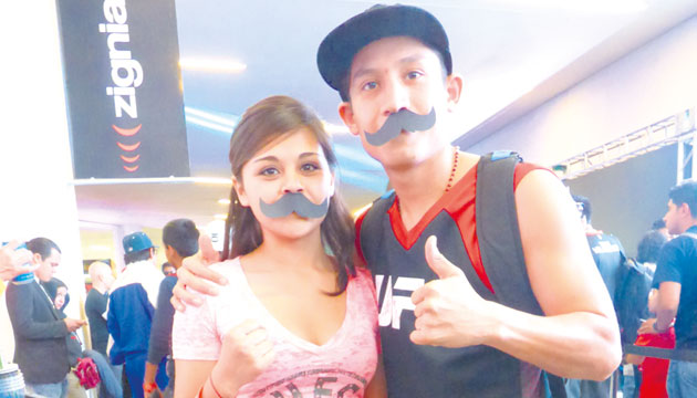 Estos “fans” lucen los bigotes de Alejandro “Diablito” Pérez.(Karol Lara)