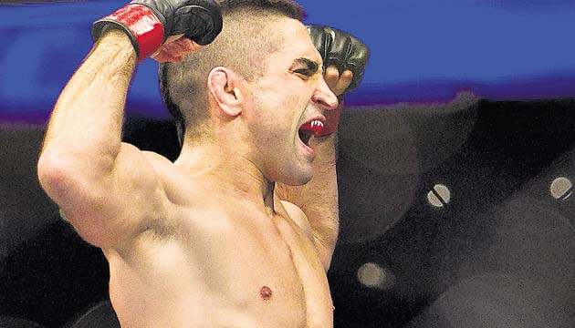 Dennis Bermúdez celebró con un grito su victoria.(AP)