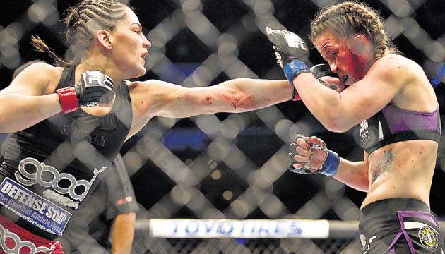 Jessica Eye (izq.) fue más agresiva que Leslie Smith.(AP)
