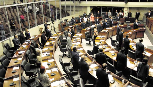 Voces en contra de sesiones extraordinarias. La opinión pública considera que se debió elegir al contralor en el tiempo que establece la Constitución Nacional