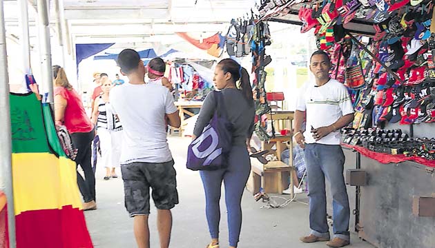 En las horas de mayor circulación el paso se realiza con dificultad.(Víctor Arosemena)