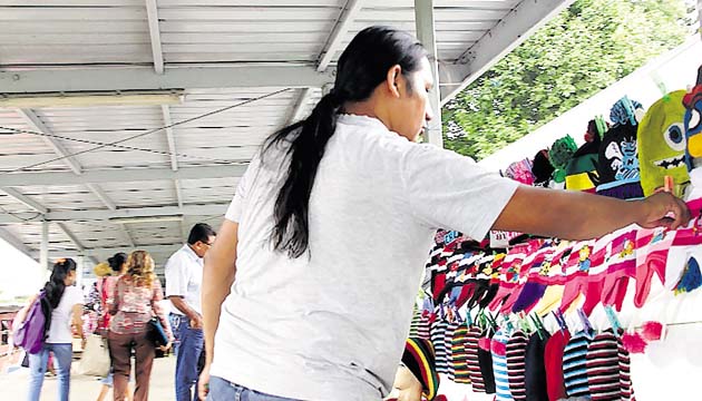 Los extranjeros se suman a la buhonería en los puentes peatonales.(Víctor Arosemena)