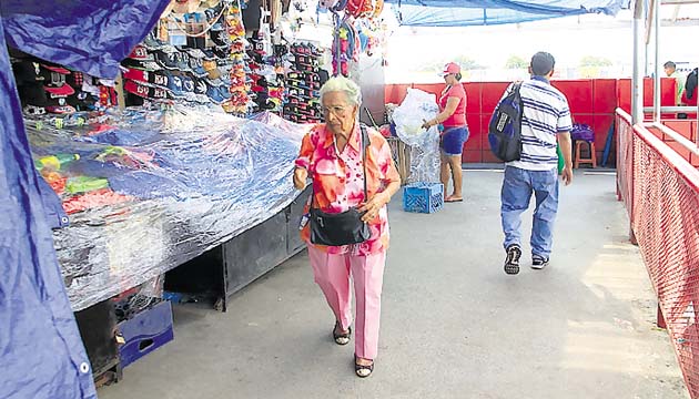 Comercio informal se toma los puentes. El recelo de caminar por un puente peatonal persiste entre los transeúntes. Al malestar ciudadano se suma las incomodidades para cruzar las vías por la proliferación de la buhonería.
