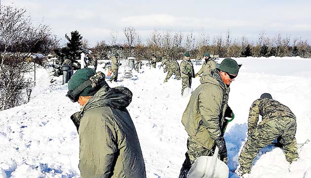 La Guardia Nacional ayuda a quitar la nieve.(AP)