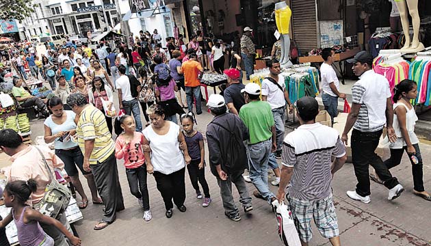 Para fiestas de fin de año, la actividad comercial en la Peatonal se incrementa. En diciembre, por ejemplo, de 5,000 sube a 10,000 la cantidad de personas que visitan este lugar, en todo el centro de la capital panameña.(Archivo)