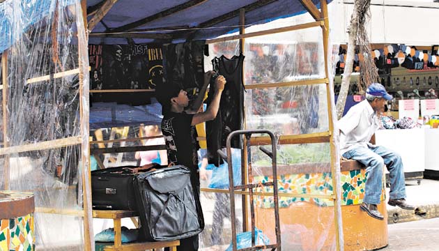 Se vende un espacio. Uno de los grandes problemas que afecta a esta avenida peatonal es la proliferación de puestos de vendedores ambulantes que sin permiso se instalan en medio de la calle; muchos no pagan impuestos ni tienen papeles.