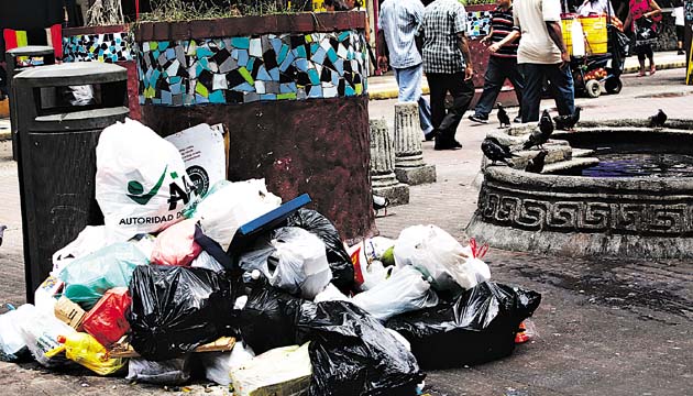 La avenida de la basura. El camión recolector debe pasar tres veces a la semana, pero aún así, hay desperdicios por montón. Una vez pasa el carro de la basura, los transeúntes la lanzan a la calle donde les sea más cómodo, menos en los sitios adecuados.