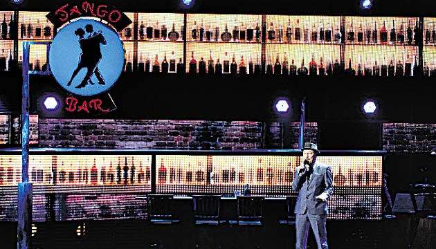 Rubén Blades recreó un tango bar para interpretar ‘Pedro Navaja’.