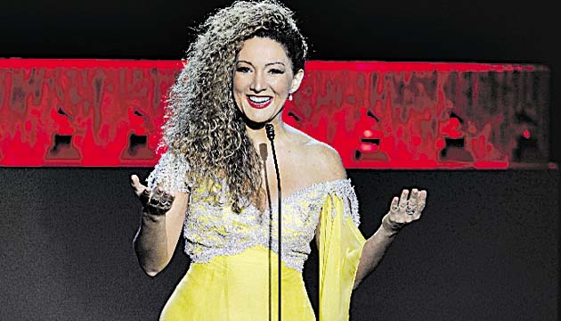 Erika Ender fue copresentadora de la ‘Premiere’ del Latin Grammy 2014. Fue vestida de Jaime Luna.