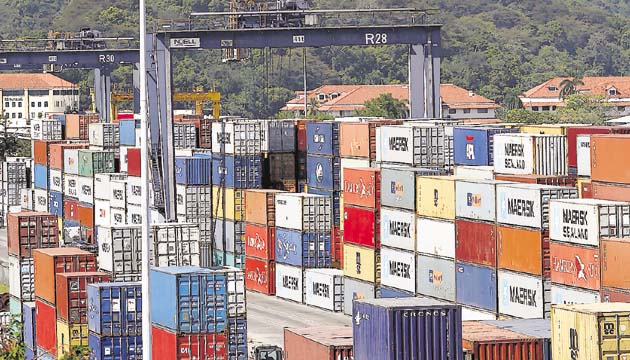 Movimiento de contenedores en puertos.(Archivo)