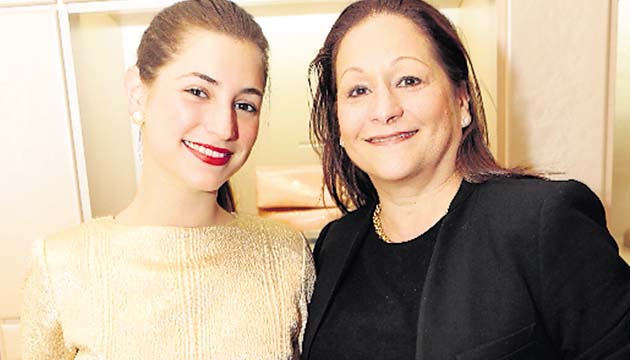 4. Analida Lewis y Pricilla Durling.