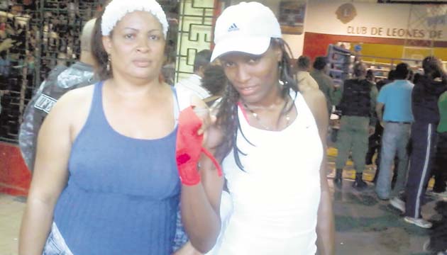 Pasajes de la vida de Atheyna Bylon, campeona mundial de boxeo amateur - Con su madre. La campeona mundial Atheyna Bylon, acompañada por su madre, la señora Marta, quien se encuentra agradecida con Dios por los logros alcanzados hasta el momento por su hija.