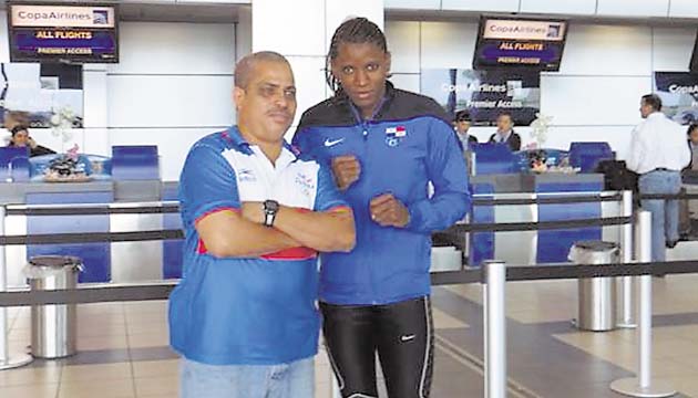 Con entrenador. La destacada atleta panameña Atheyna Bylon junto a su entrenador, Pedro Echeverría, quien ha contribuido de gran manera al desarrollo de su carrera deportiva.