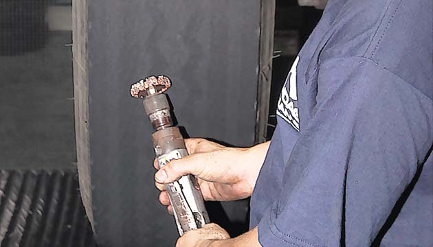 Beneficios del reencauche - Importante. Cabe resaltar que una llanta nueva, al desgastar la banda de rodamiento, solo gasta el 25% del caucho utilizado en su fabricación, el resto es el 75% del costo de la llanta nueva; el reencaucharla permite seguir utilizando esta inversión.