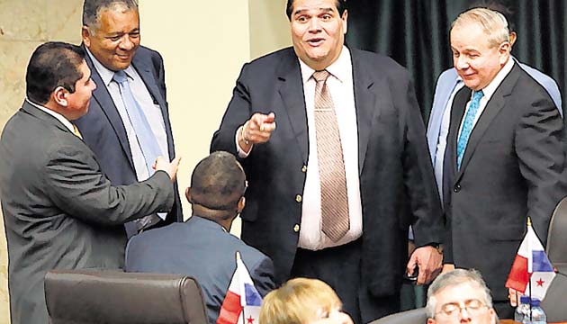 La sesión de ayer se inició a las 5:15 p.m. con 61 diputados.(Edwin González)