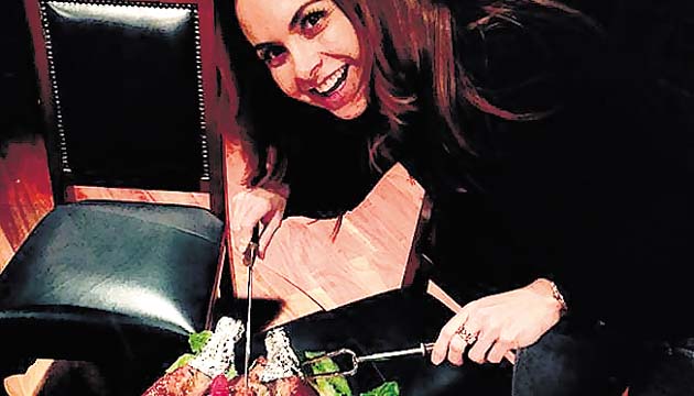 Lucero cortando el pavo de Acción de Gracias.