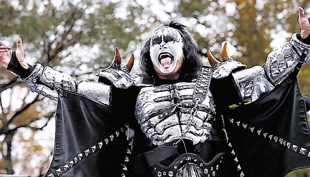 El cantante de la banda estadounidense ‘Kiss", Gene Simmons, saluda a los asistentes al desfile de Acción de Gracias celebrado en Nueva York.